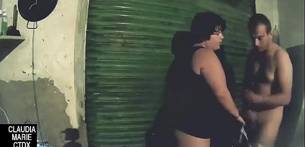  A puerta cerrada ayudando a la gorda a cumplir sus fantasías sexuales